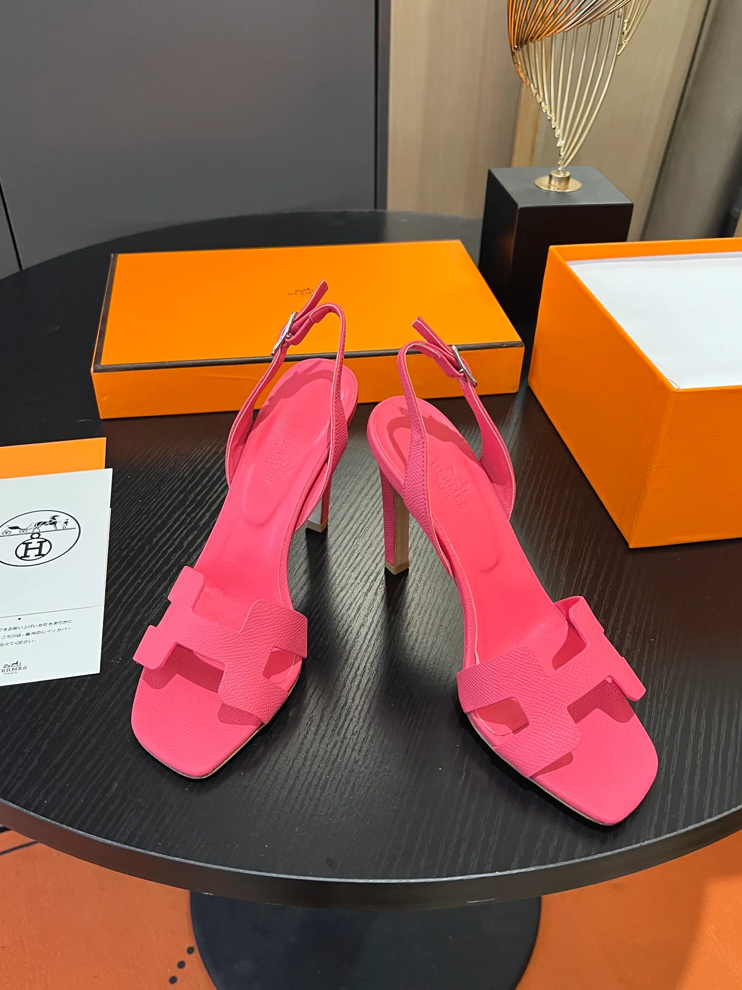 👟👟Ex-factory price 600👟👟Hermès 2023 high-heeled temperament sandals original customization! Counter synchronization! Hermès high heels have always been simple, fashionable and elegant! ! ! It can hold any style of wear, the height of 10.5cm is easy to control, and the feet feel comfortable and pressure-free! The classic and elegant style brings a sense of luxury to your feet! Highly recommended Material: Upper imported calfskin + mixed sheepskin lining Outsole: Italian genuine leather sole Size: 34-42 (34.41.42 customization is non-returnable and non-exchangeable)
